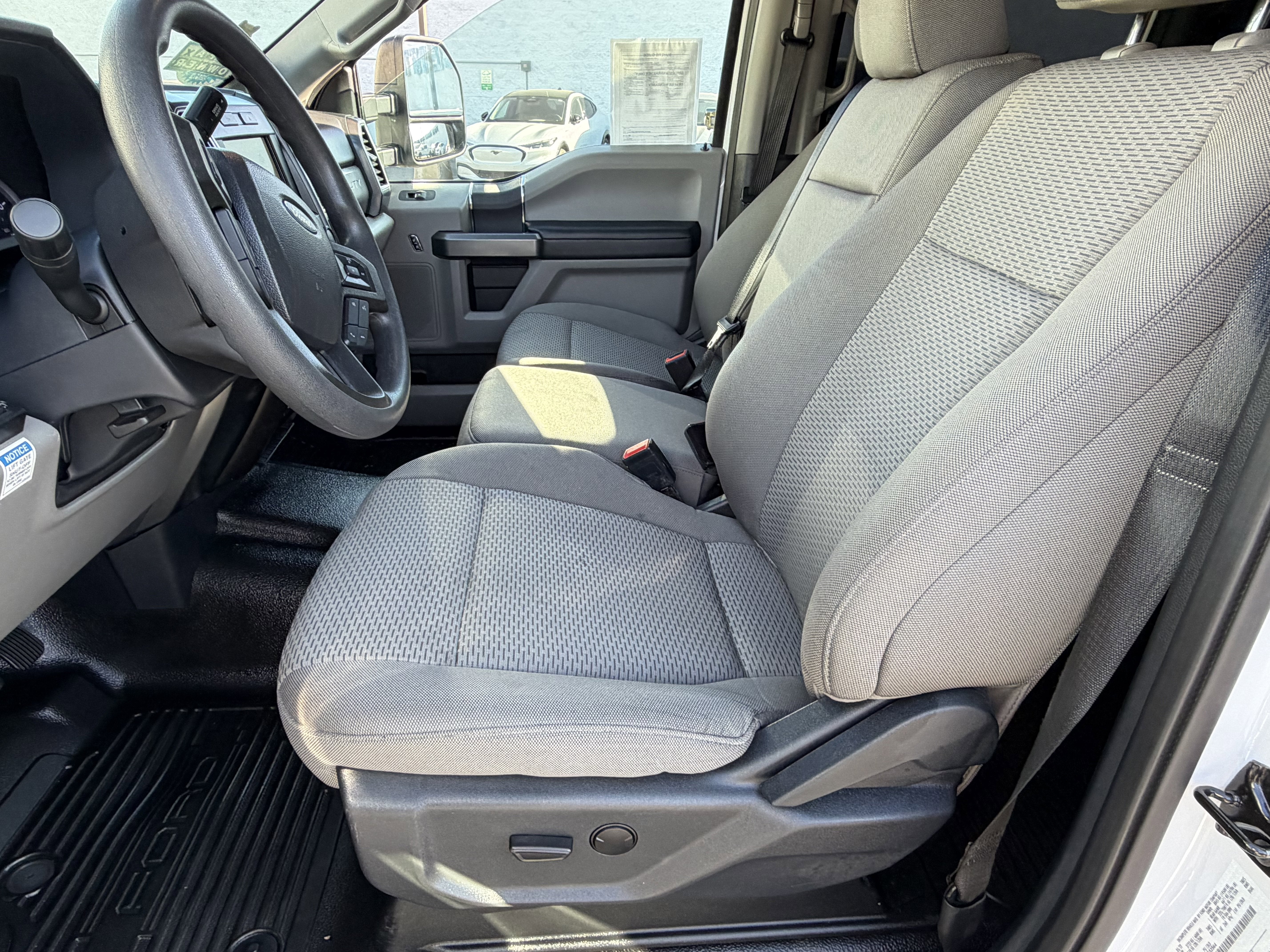 2022 Ford Super Duty F-550 DRW XLT 2WD Crew Cab 203 WB 84 CA