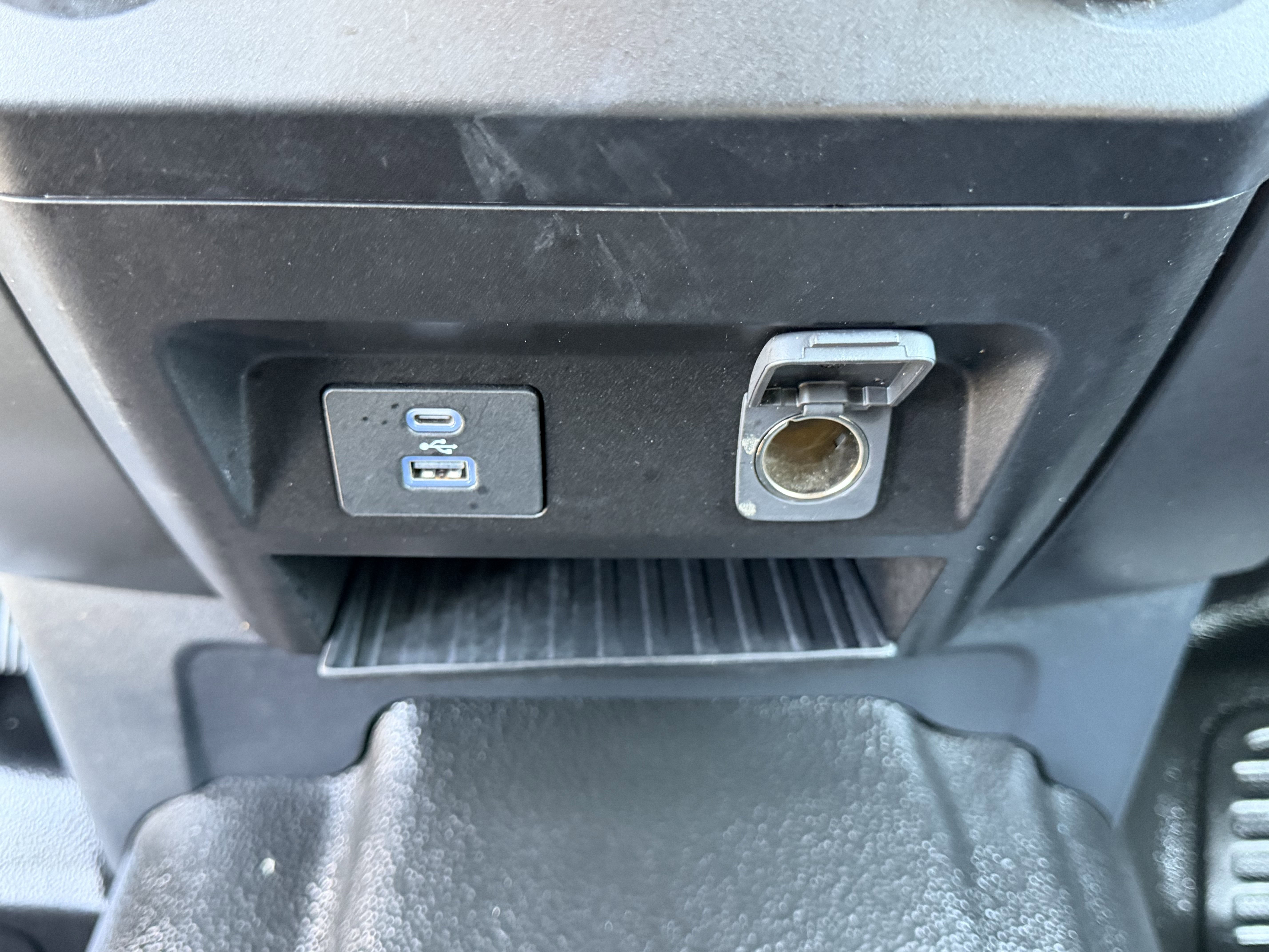 2022 Ford Super Duty F-550 DRW XLT 2WD Crew Cab 203 WB 84 CA