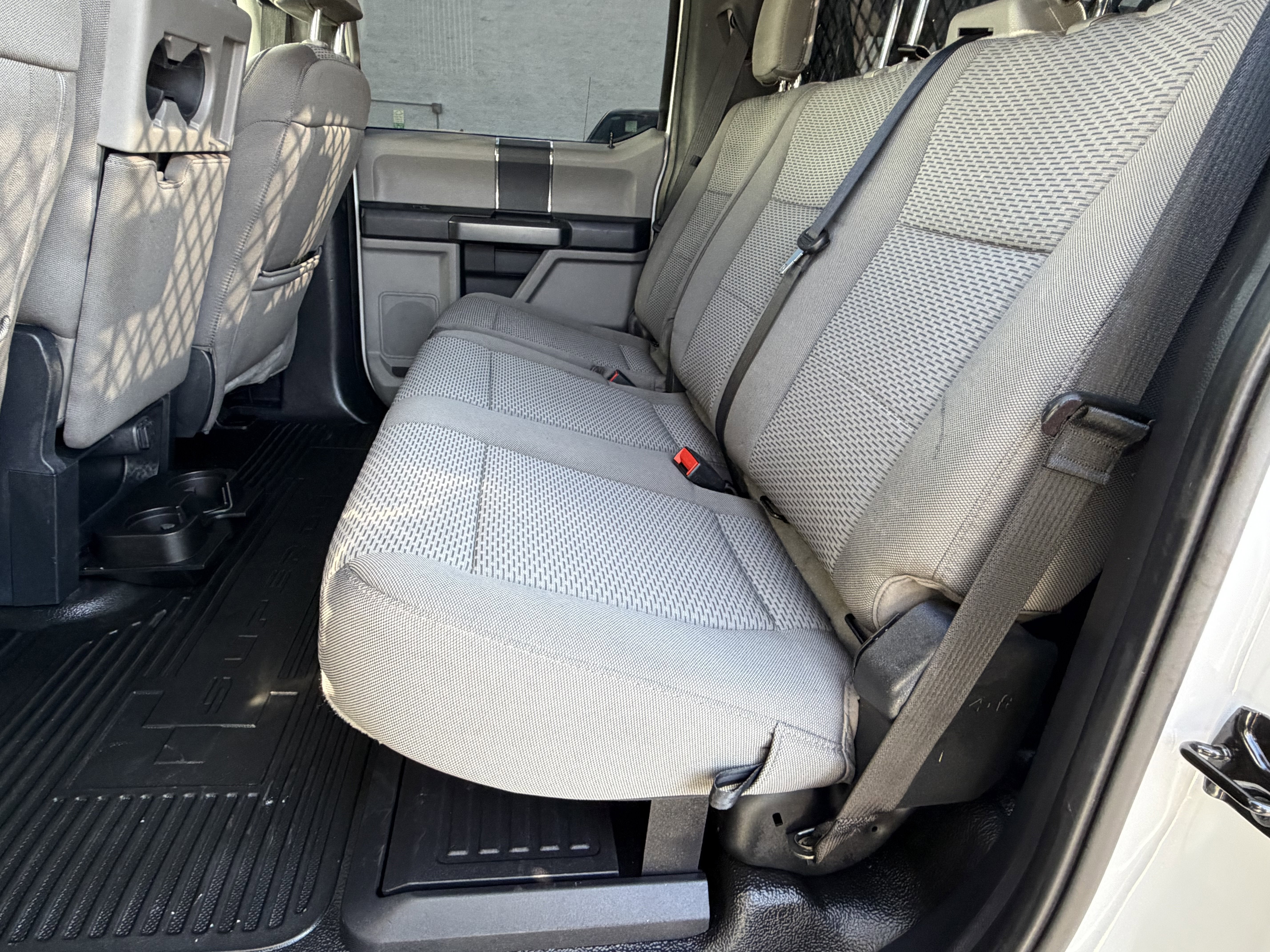 2022 Ford Super Duty F-550 DRW XLT 2WD Crew Cab 203 WB 84 CA