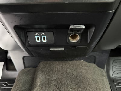 2017 Ford Super Duty F-550 DRW XLT 2WD Crew Cab 203 WB 84 CA