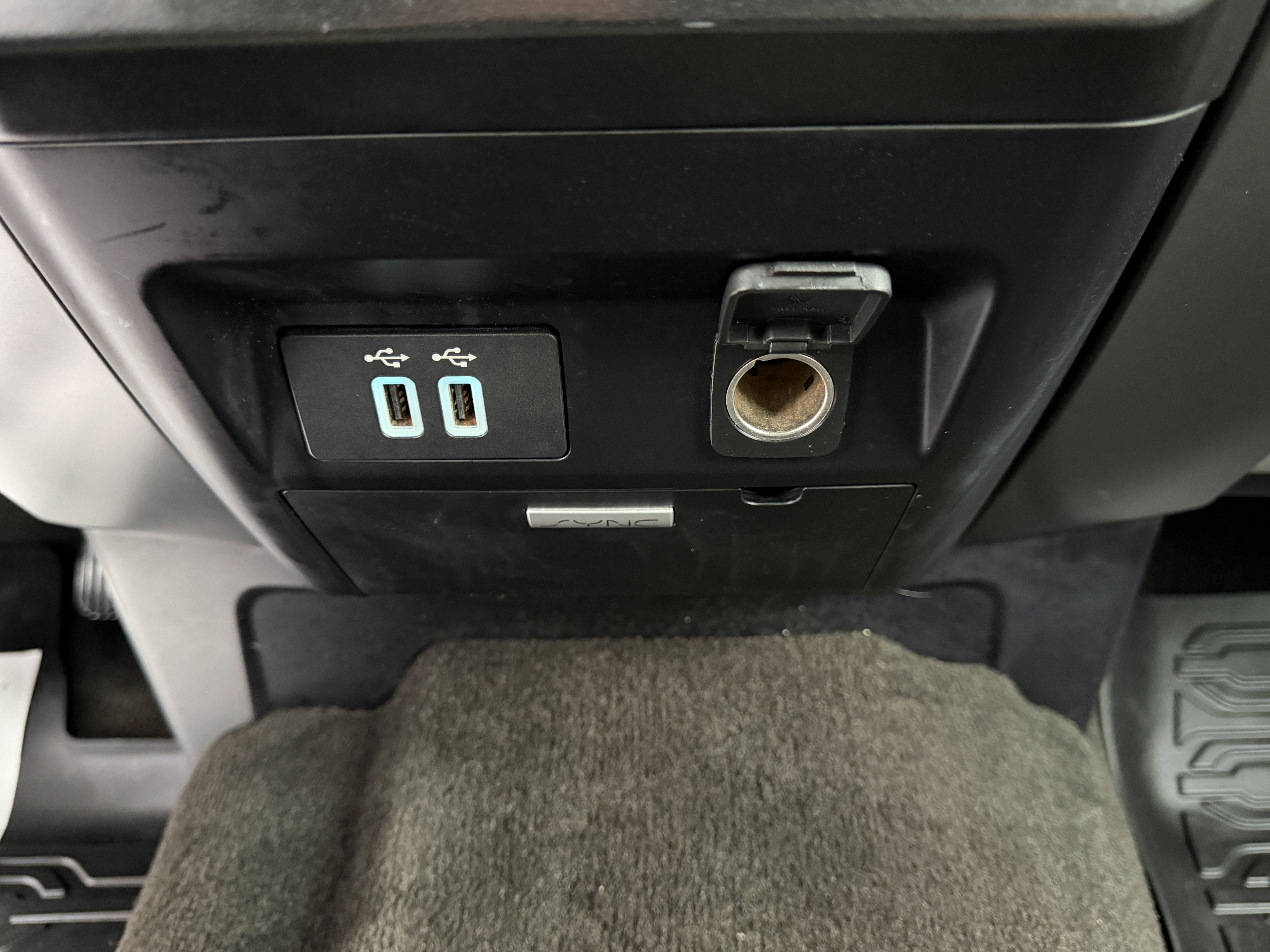 2017 Ford Super Duty F-550 DRW XLT 2WD Crew Cab 203 WB 84 CA