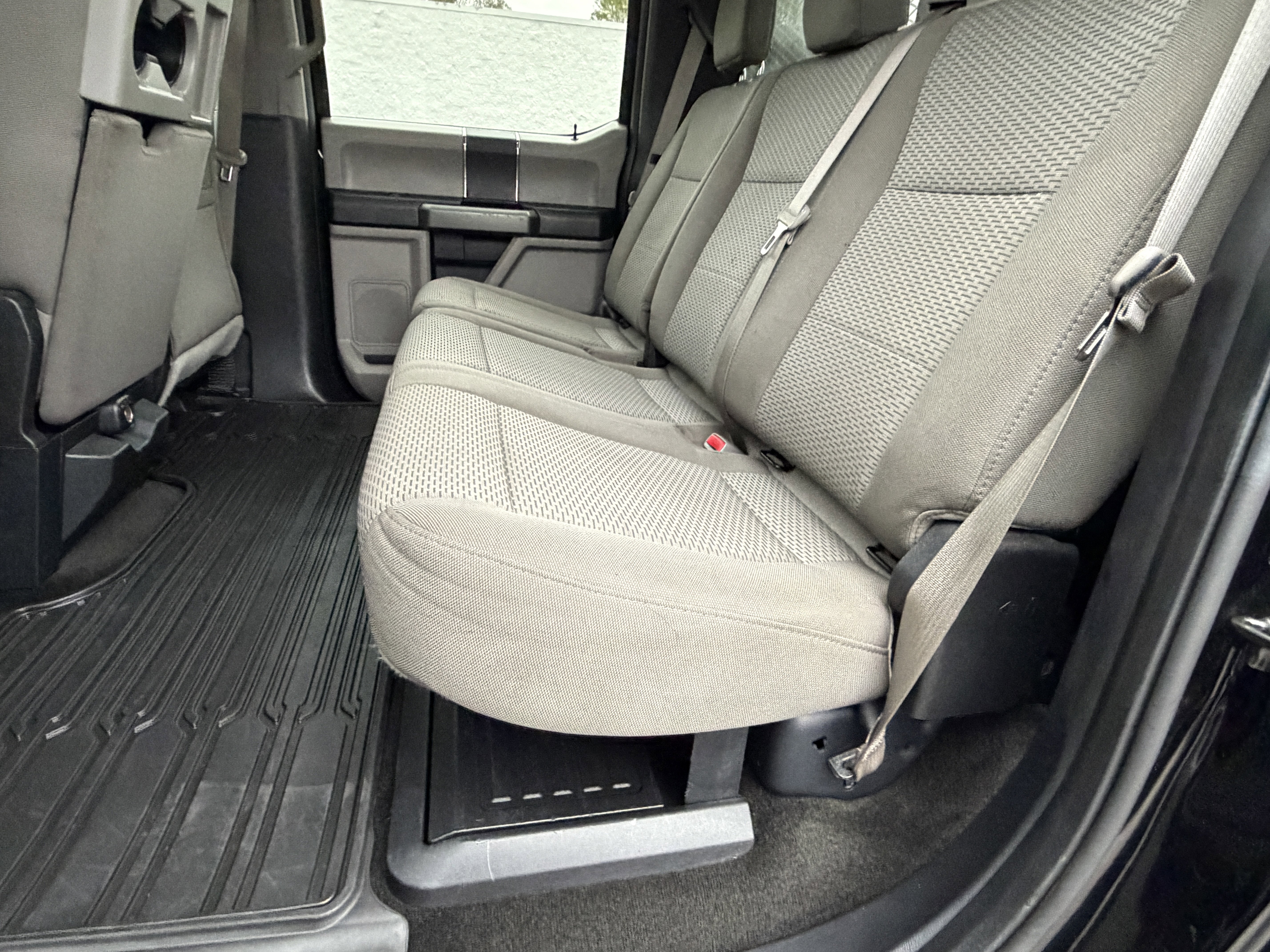 2017 Ford Super Duty F-550 DRW XLT 2WD Crew Cab 203 WB 84 CA