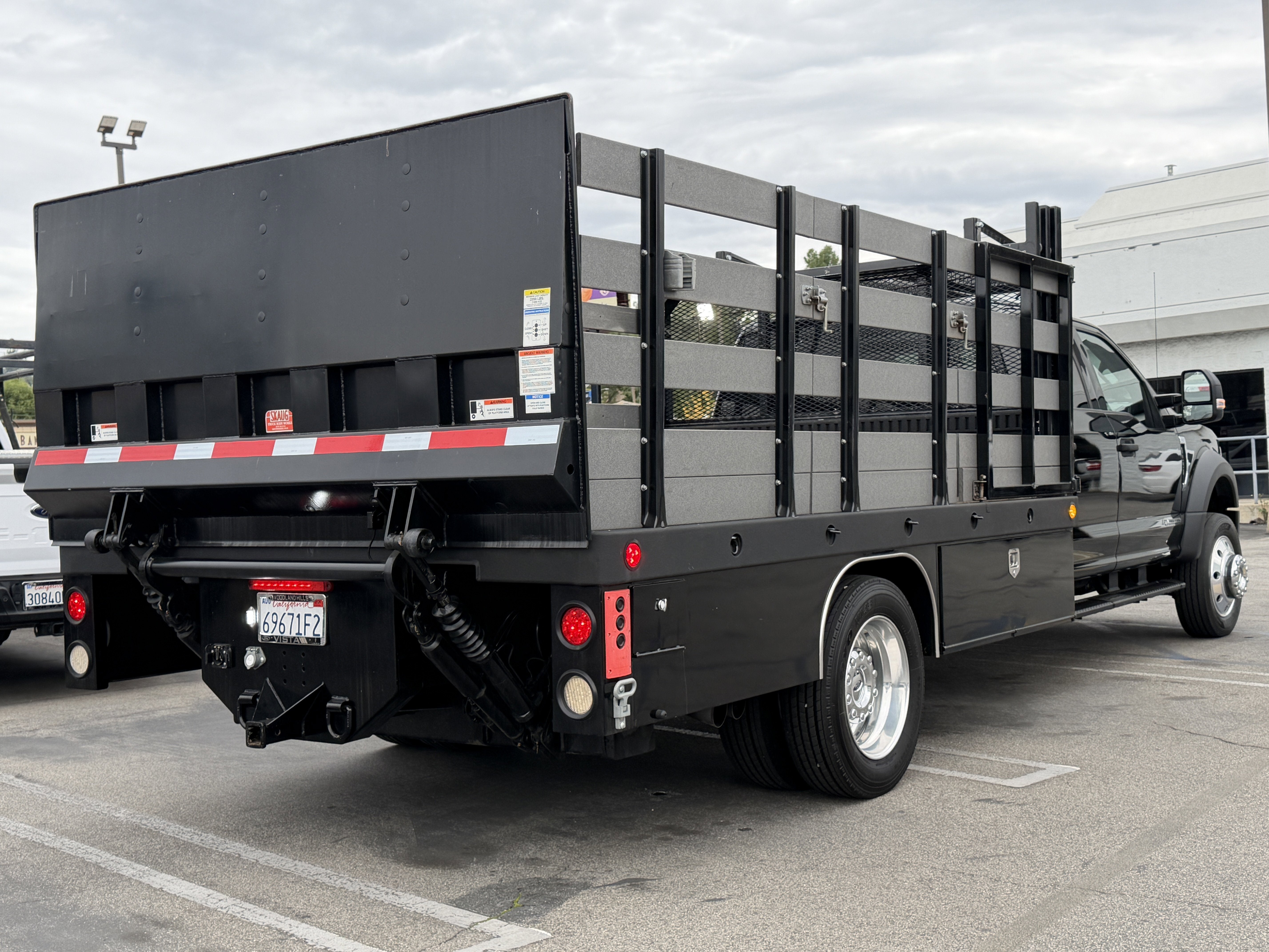 2017 Ford Super Duty F-550 DRW XLT 2WD Crew Cab 203 WB 84 CA