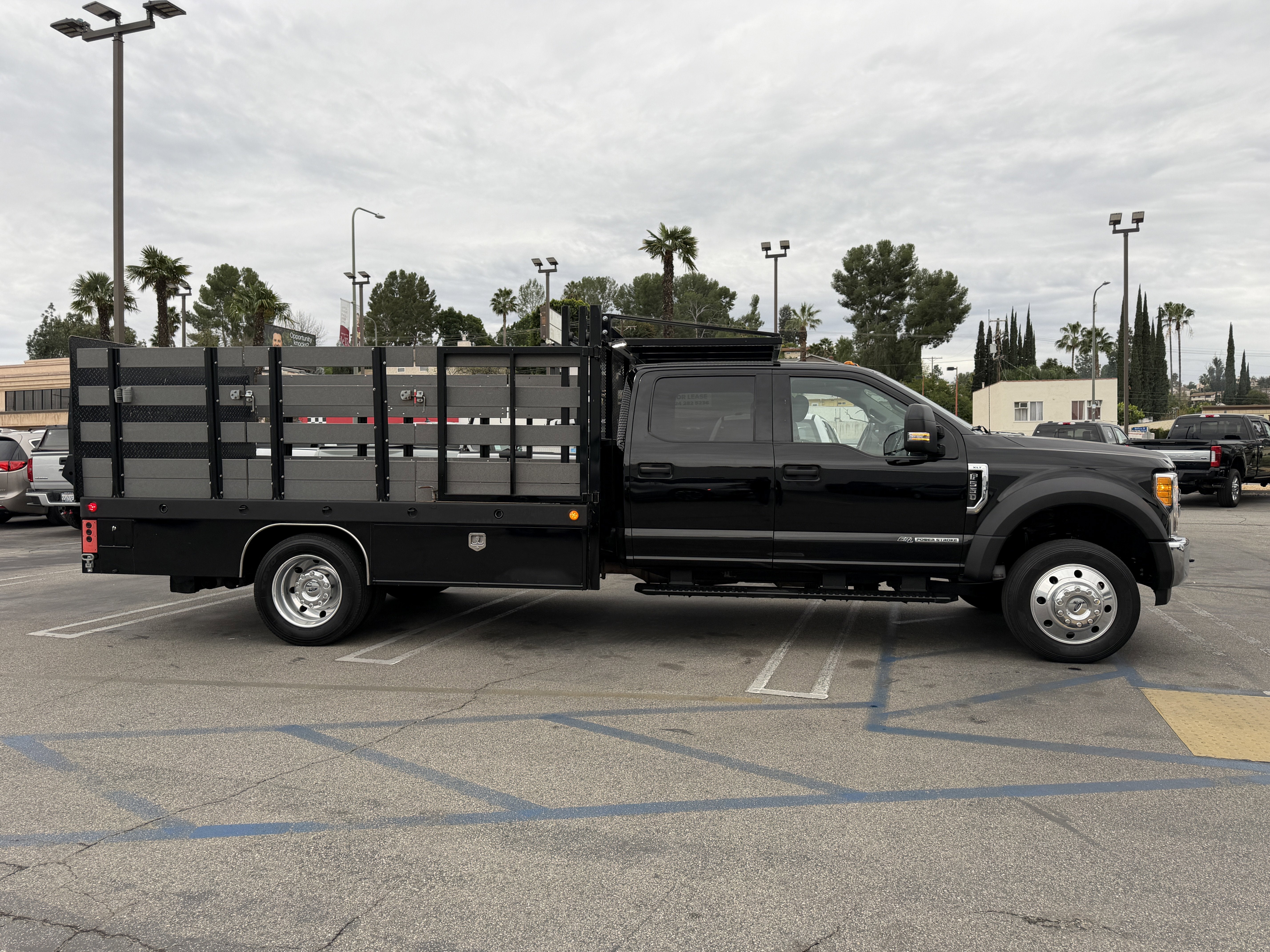 2017 Ford Super Duty F-550 DRW XLT 2WD Crew Cab 203 WB 84 CA