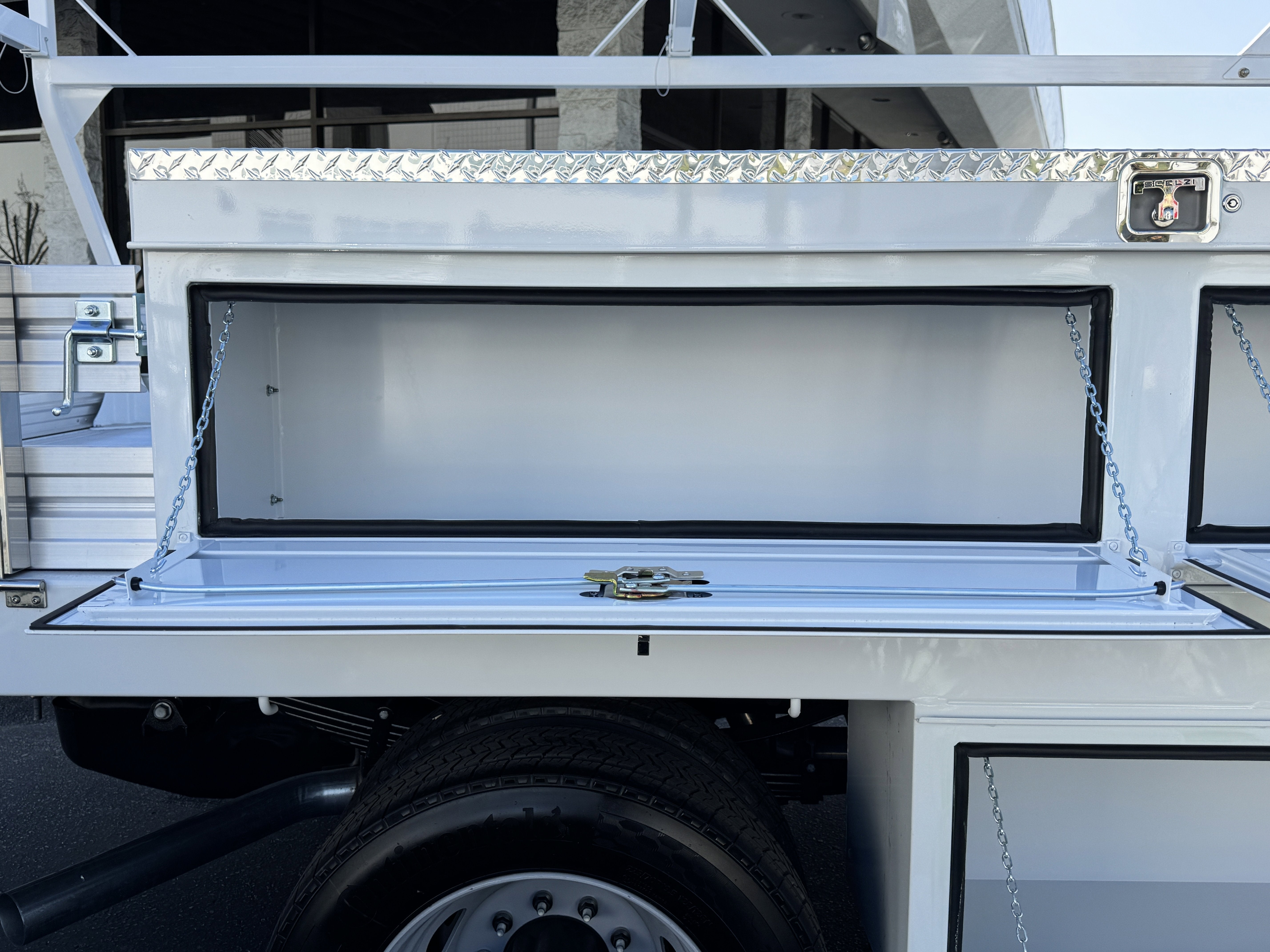 2025 Ford Super Duty F-550 DRW XL 4WD Crew Cab 179 WB 60 CA