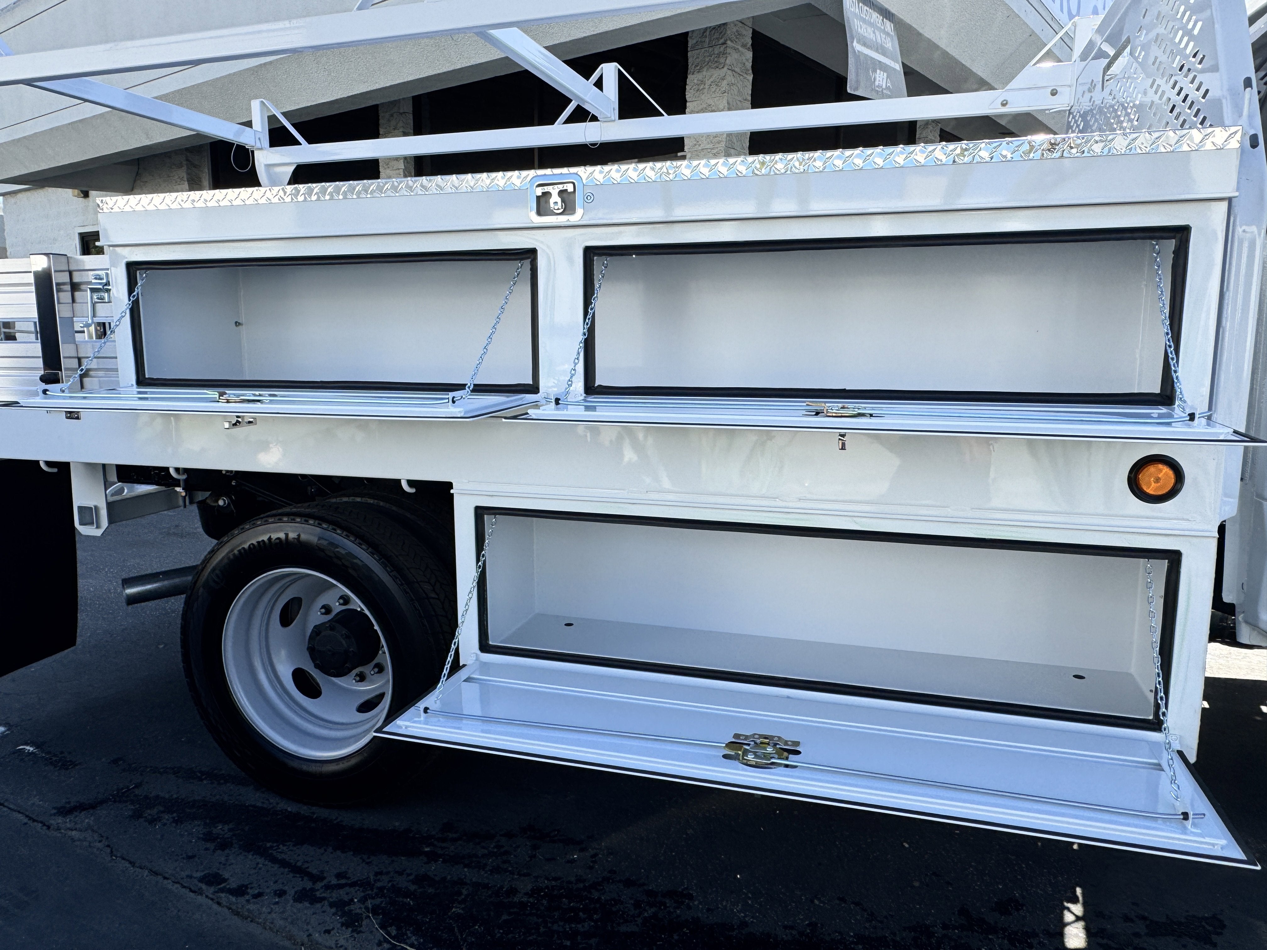 2025 Ford Super Duty F-550 DRW XL 4WD Crew Cab 179 WB 60 CA