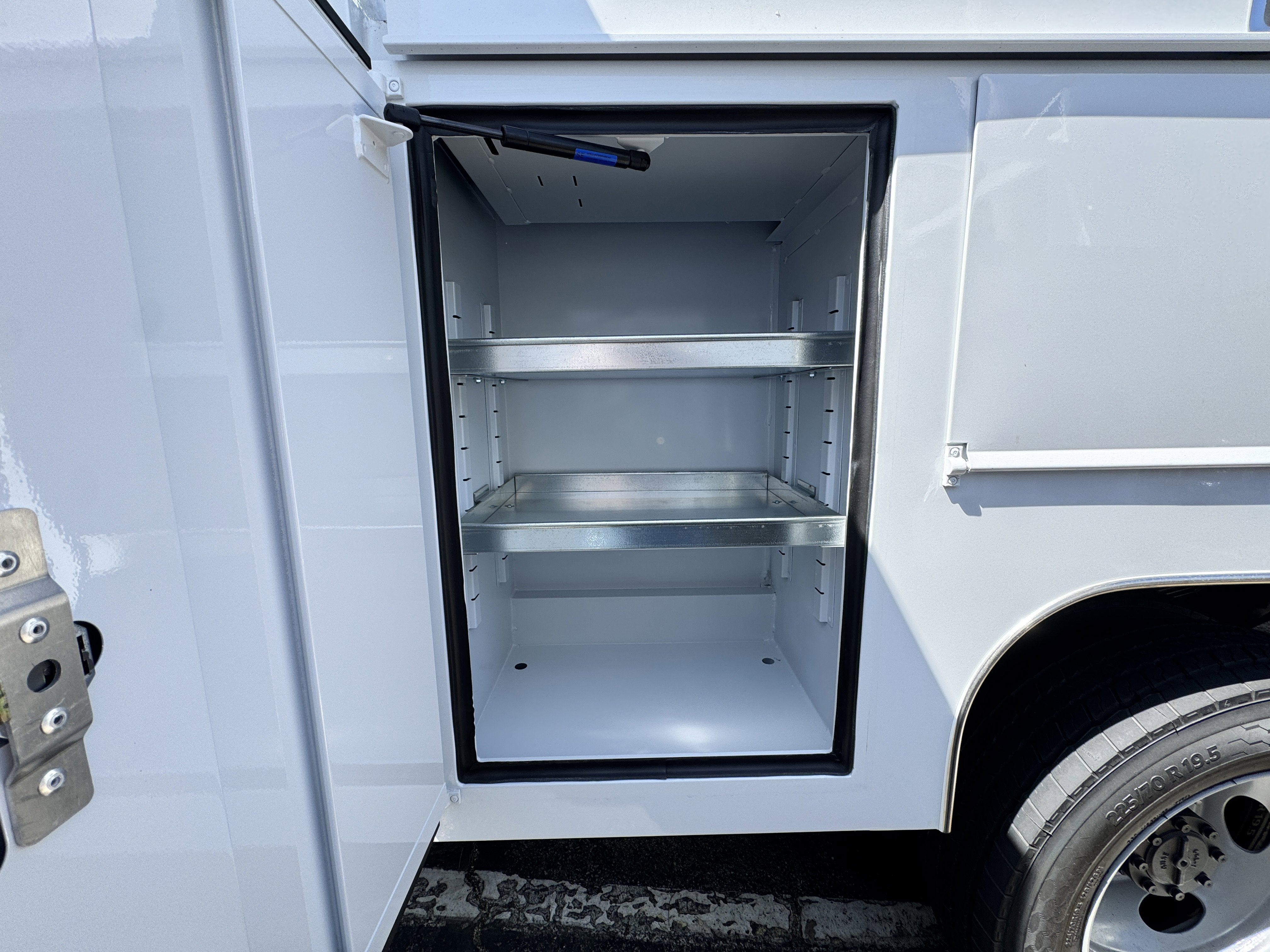 2025 Ford Super Duty F-550 DRW XL 2WD SuperCab 192 WB 84 CA