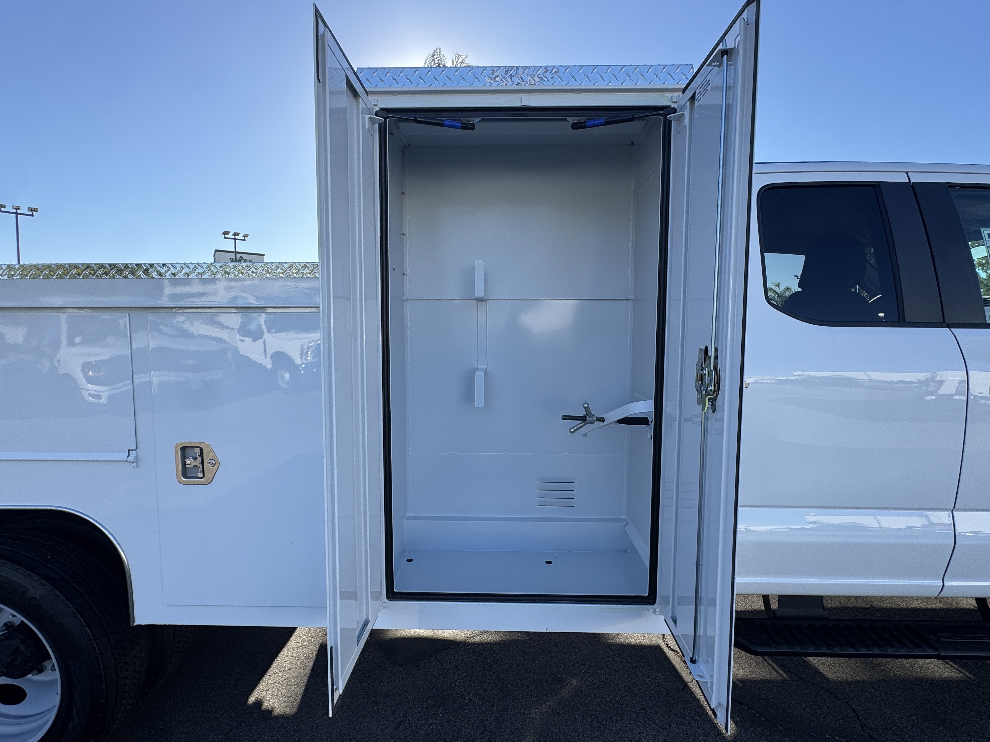 2026 Ford Super Duty F-550 DRW XL 4WD SuperCab 168 WB 60 CA