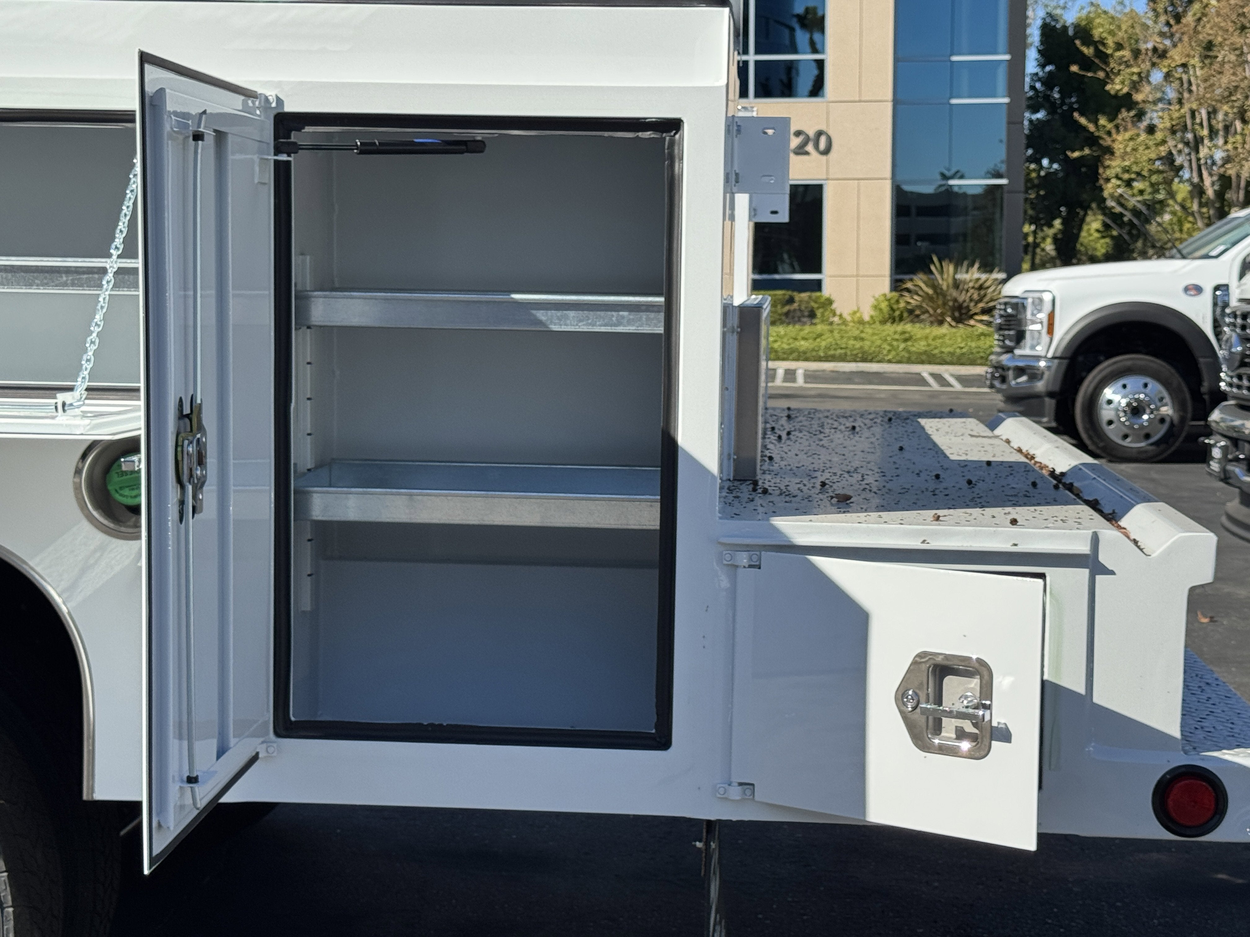 2026 Ford Super Duty F-550 DRW XL 4WD SuperCab 192 WB 84 CA