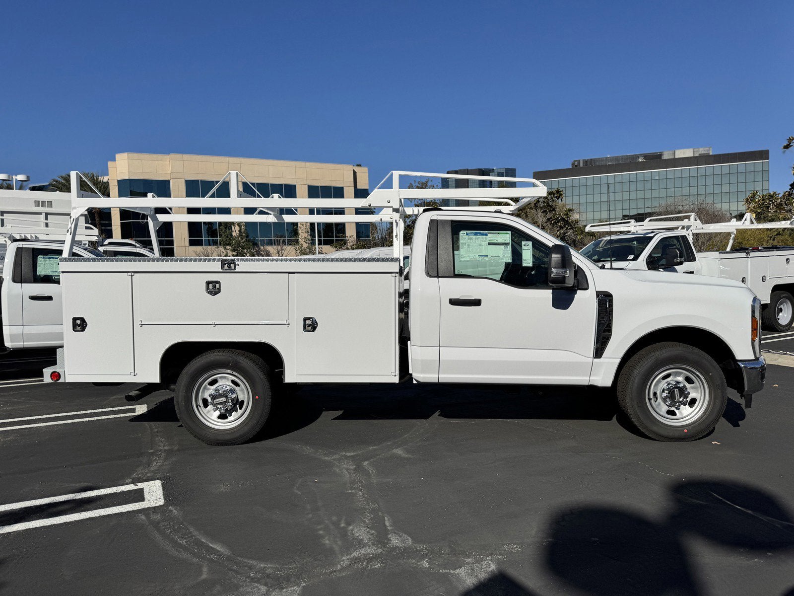 2025 Ford Super Duty F-350 DRW XL 2WD Crew Cab 179 WB 60 CA