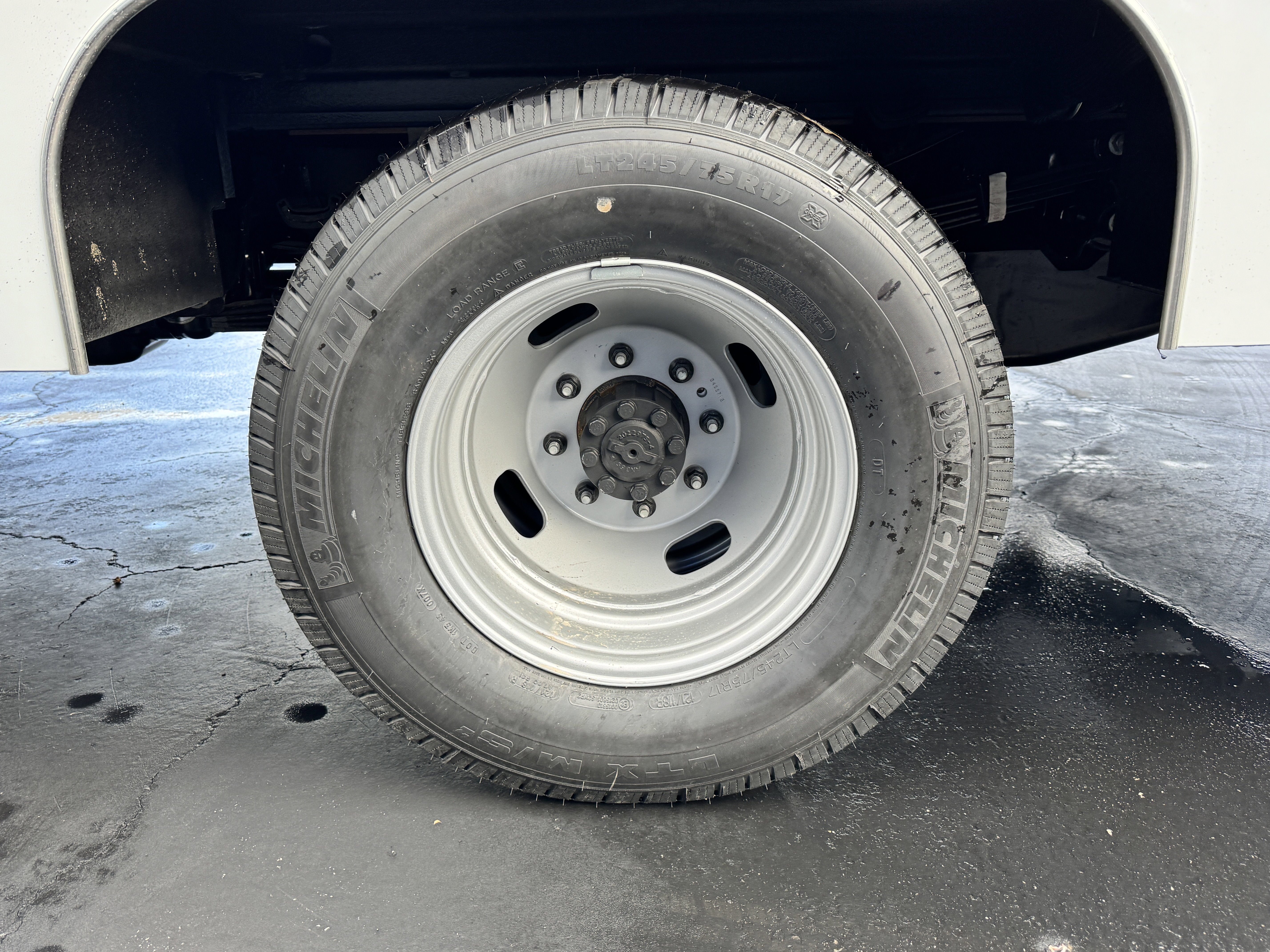 2025 Ford Super Duty F-350 DRW XL 2WD Crew Cab 179 WB 60 CA