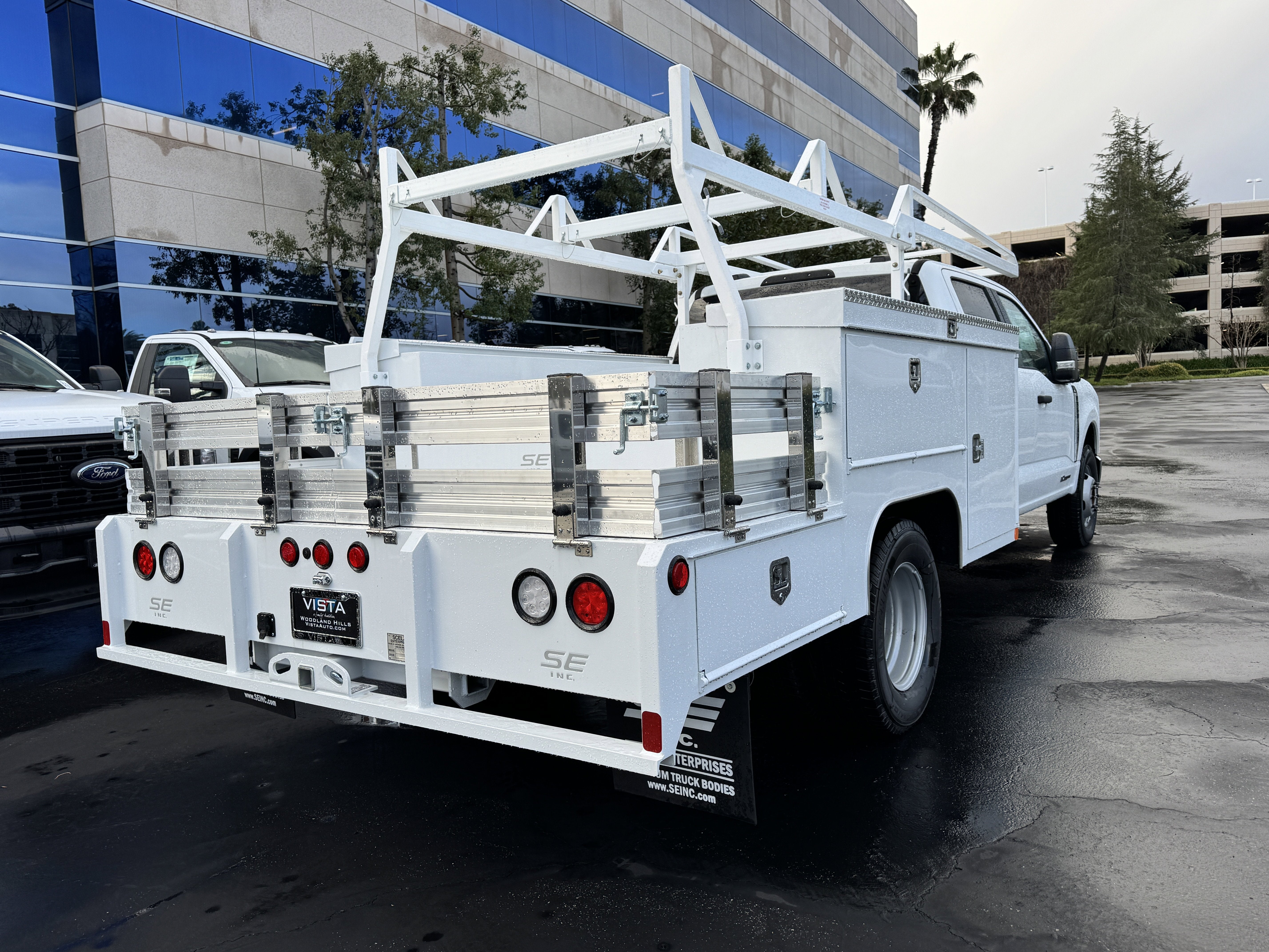 2025 Ford Super Duty F-350 DRW XL 2WD Crew Cab 179 WB 60 CA