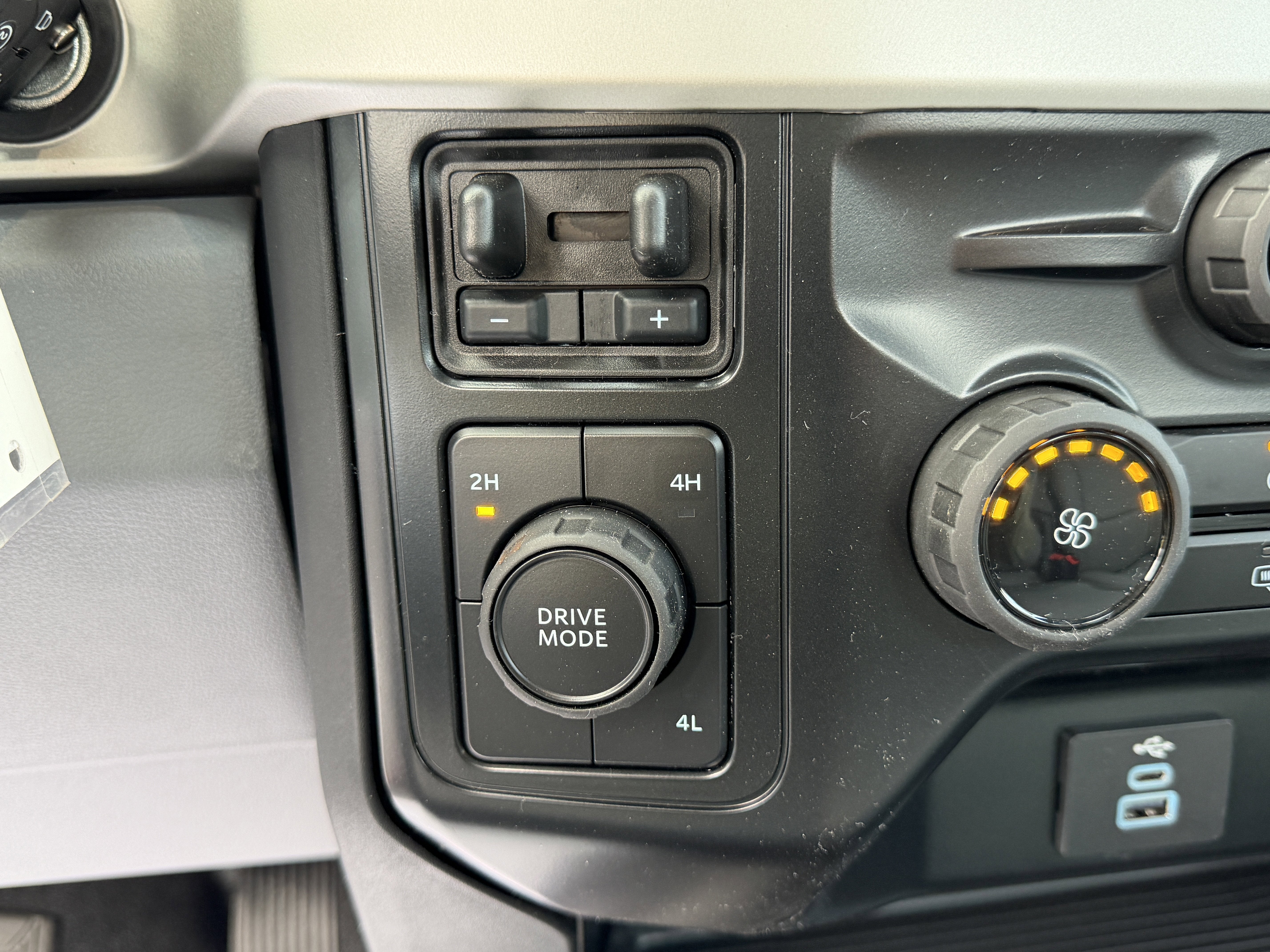 2026 Ford Super Duty F-350 DRW XL 4WD Reg Cab 145 WB 60 CA