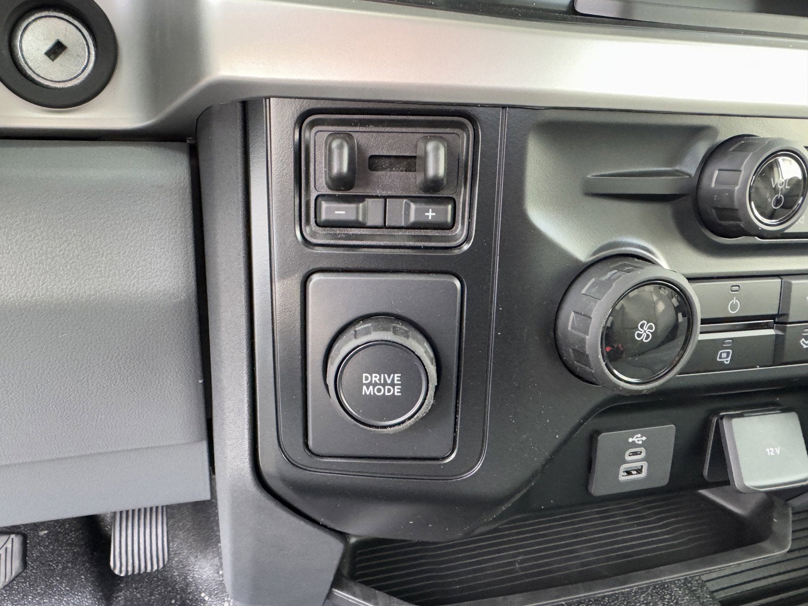 2024 Ford Super Duty F-550 DRW XL 2WD Reg Cab 145 WB 60 CA